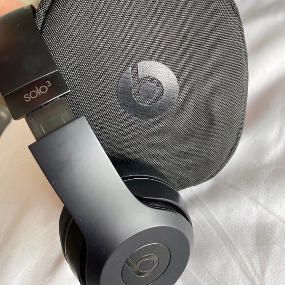 BEATS SOLO 3 HEADPHONES - Picture 2 of 2